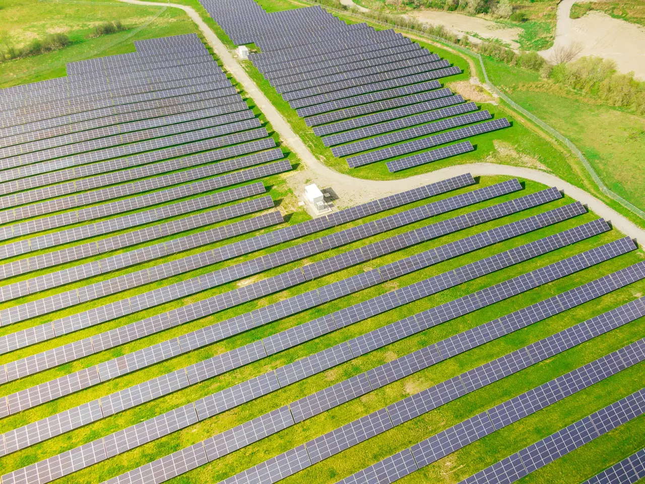 Photovoltaikanlage auf einem Feld mit Pachtpreisen von bis zu 5.000€ pro Hektar.